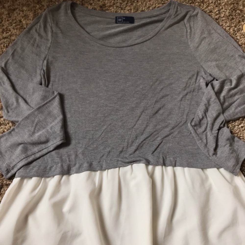 Grey and white Gap tee